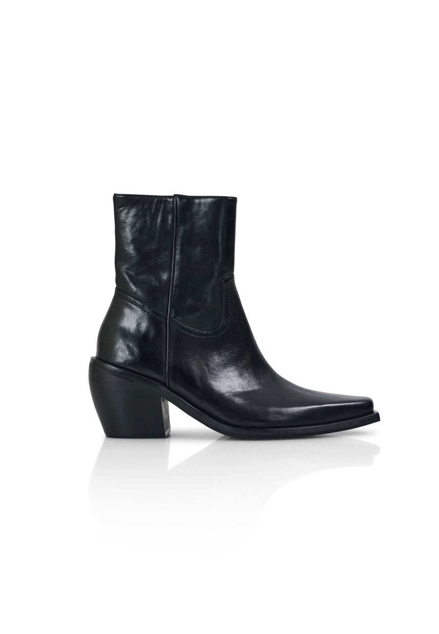 Commonplace Essentials Western Pointed Boot Black